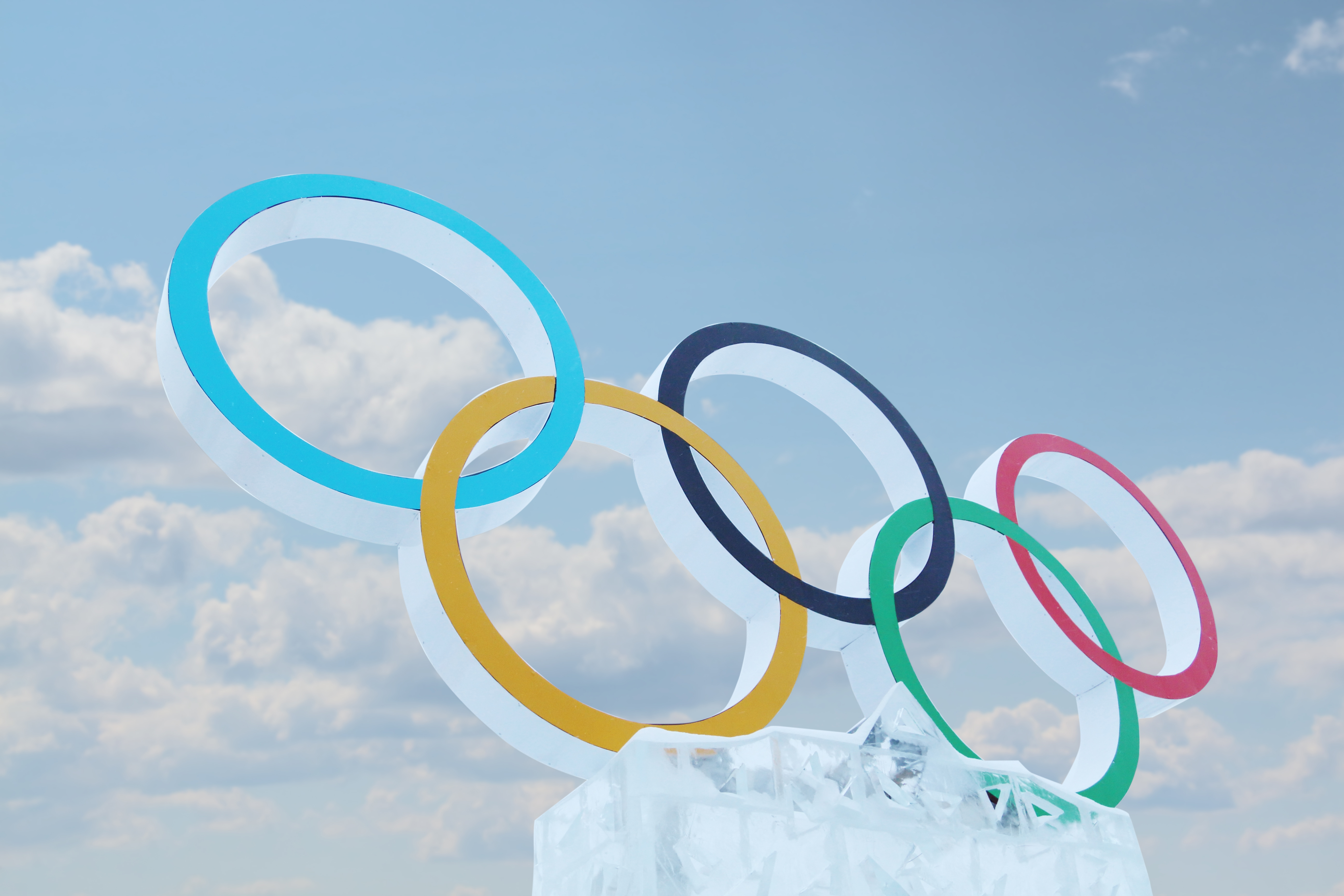 Предыдущие олимпийские игры. Кольца Олимпийских игр. Спортивный фон. Зимние Олимпийские.